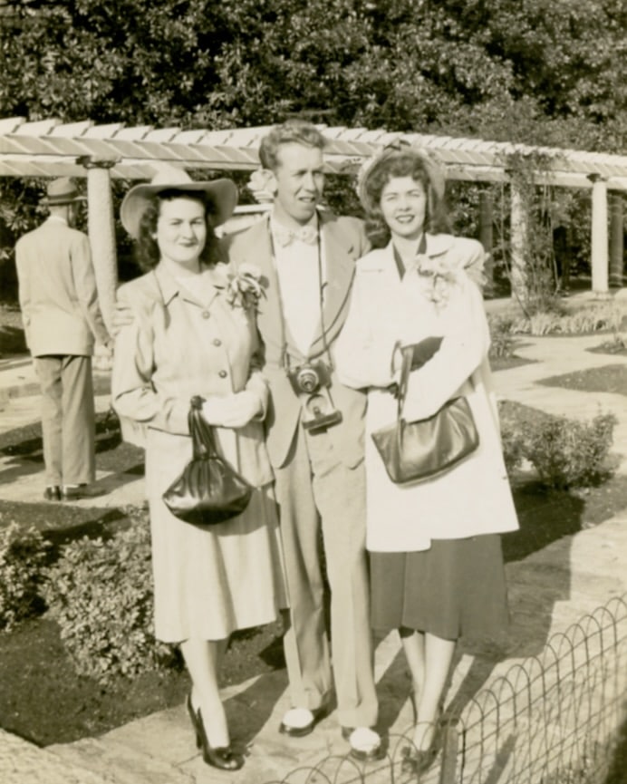 2 Gentleman With Camera Flanked By Two Ladies In Italian Garden